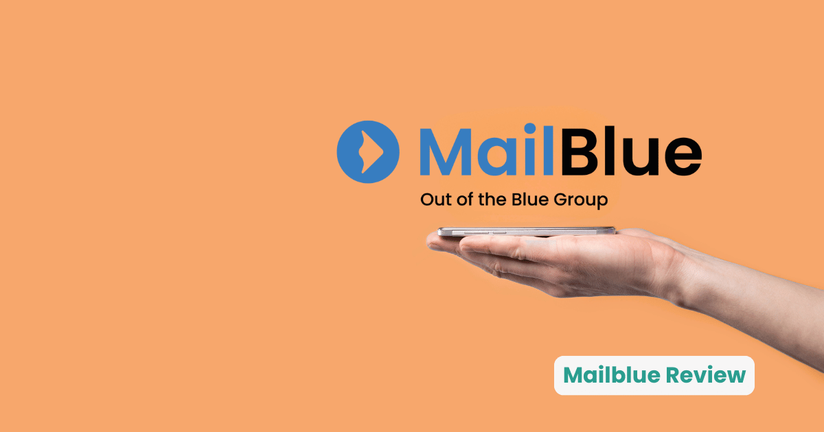Mailblue review – logo van Mailblue met hand die tablet vasthoudt, e-mailmarketingtool voor funnels en automatisering