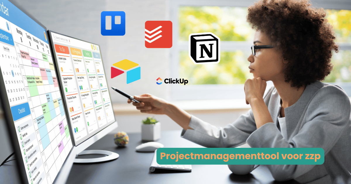 Vrouw wijst met pen naar projectmanagementtool op beeldscherm – projectmanagementtools voor zzp